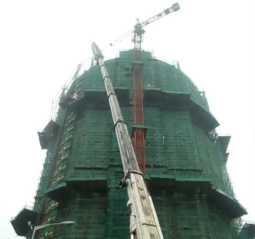 清江浦吊车在工地上作业